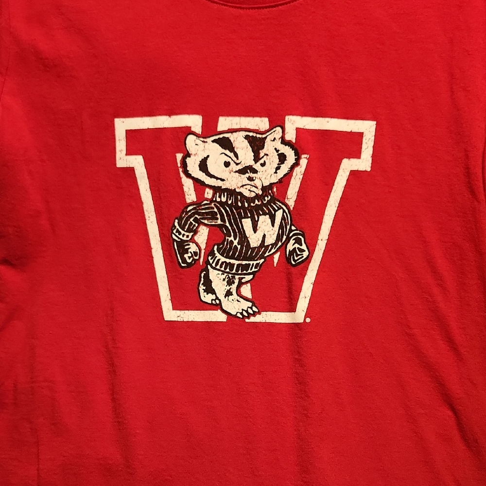 Red Wisconsin Badgers Graphic Tee Womens Under Armor Size Large Great Condition!